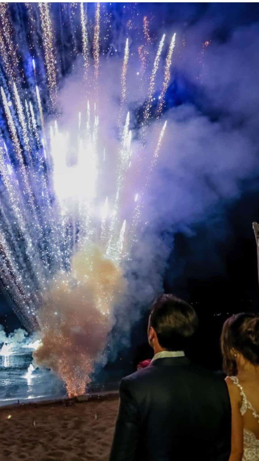 Sposi che assistono a fuochi d'artificio